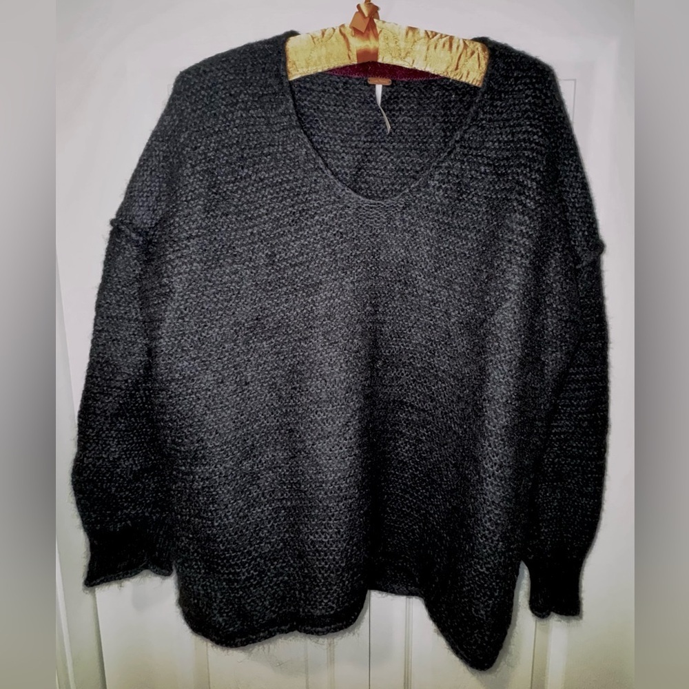 Free People Oversized Alpaca-Blend bubble sleeve V-Neck Sweater | Black | Small